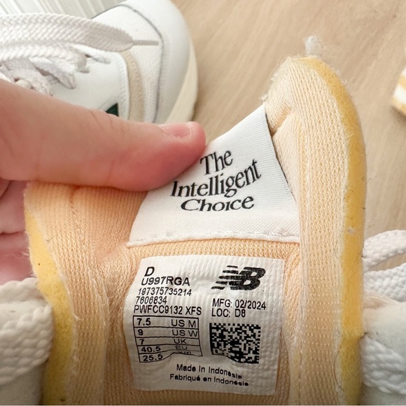 New Balance 997R White and Green Sneakers/ 7.5 M/ 9 W - Picture 6 of 6